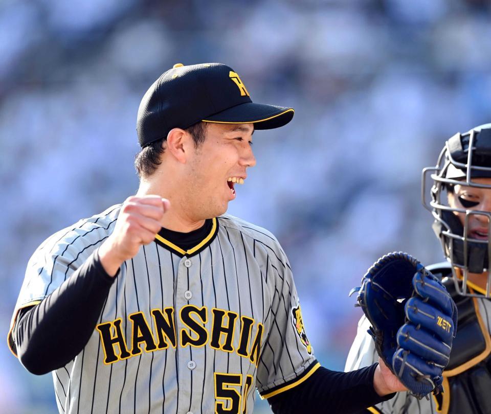 　８回のピンチを切り抜けてガッツポーズで引き揚げる青柳（撮影・田中太一）