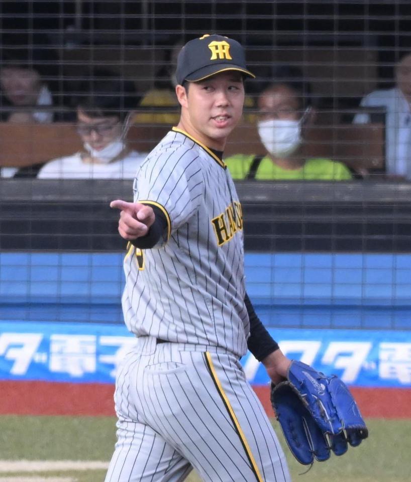 　７回を投げ終えてベンチに戻る青柳（撮影・堀内翔）