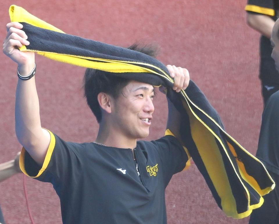 　試合前の練習を終えて汗を拭う伊藤将（撮影・堀内翔）