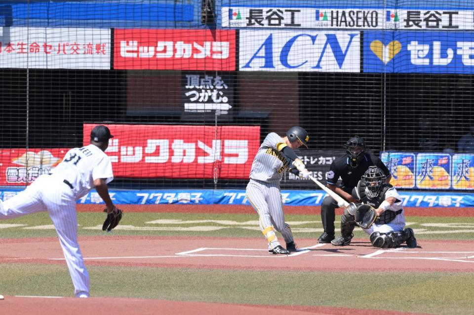 　１回、近本が右前打を放つ（撮影・堀内翔）