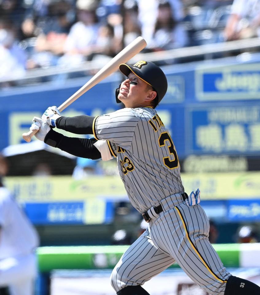 　１回、中飛に倒れる糸原（撮影・田中太一）