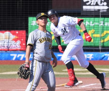 　３回、レアード（後方）に２点適時二塁打を打たれた伊藤将（撮影・堀内翔）