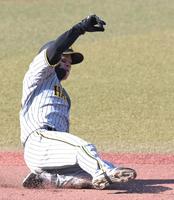 　８回、二盗を決める中野（撮影・堀内翔）