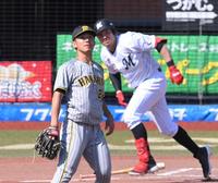 　３回、レアード（後方）に２点適時二塁打を打たれた伊藤将（撮影・堀内翔）