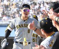 　ナインに迎えられる佐藤輝（撮影・田中太一）