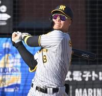 　８回、２ランを放つ佐藤輝（撮影・堀内翔）