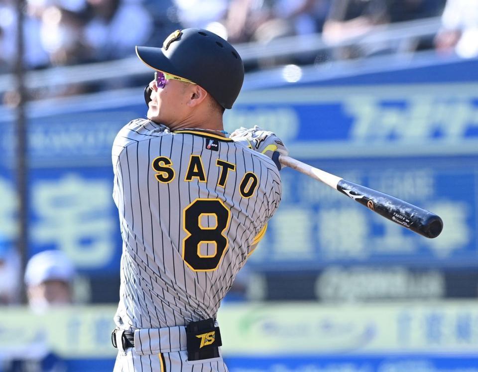 　８回、２ランを放つ佐藤輝（撮影・田中太一）