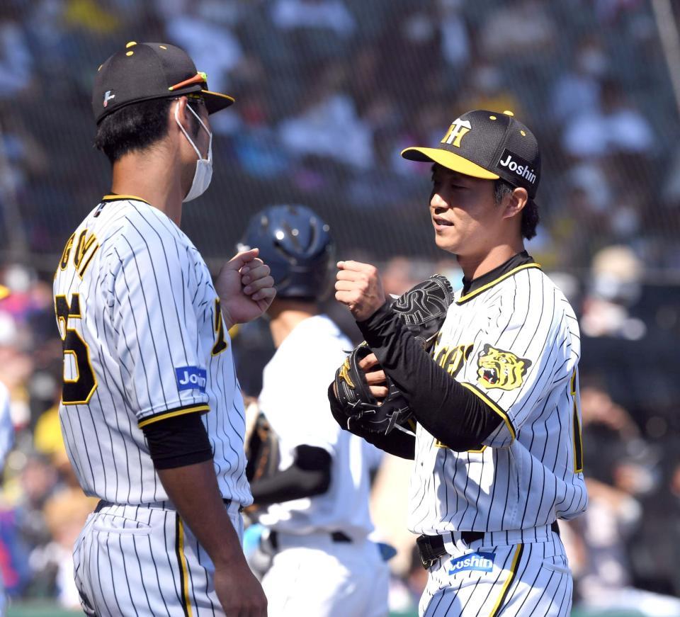 　８回に登板した島本（右）は無失点でベンチに戻る（撮影・山口登）