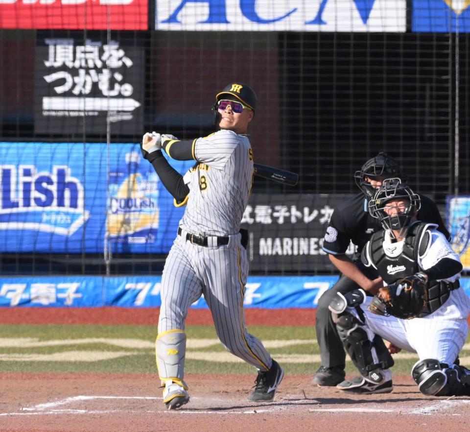 　８回、佐藤輝が右越えに２ランを放つ（撮影・堀内翔）