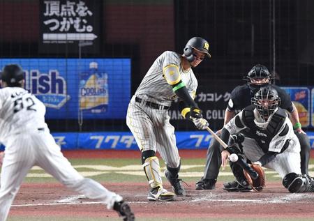　９回、佐藤輝は中越えにソロを放つ＝２７日、ロッテ戦