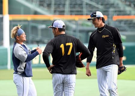 　森（左）からあいさつを受ける藤浪（右）＝撮影・山口登