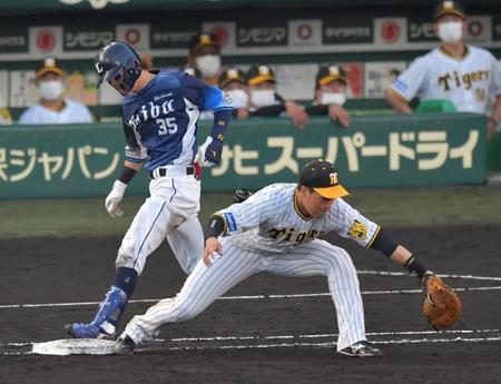 　３回、一塁を駆け抜ける若林