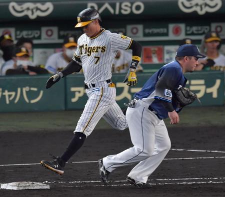 　４回、三ゴロに倒れる糸井（撮影・神子素慎一）