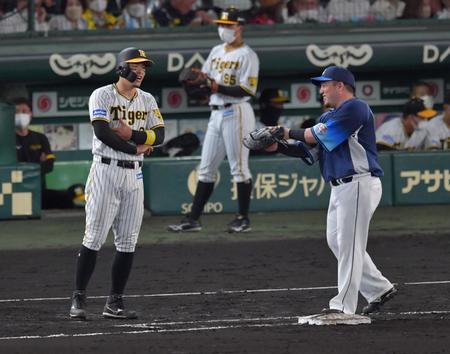 　６回、ビデオ判定中、山川と話す佐藤輝（撮影・神子素慎一）