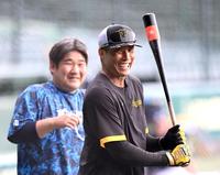 　糸井（右）は中村と談笑する（撮影・山口登）