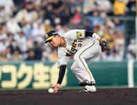 　３回、中野は若林の打球を素手で捕球し一塁へ送球する（撮影・山口登）