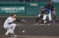 　３回、強烈な打球を放つ若林（撮影・神子素慎一）