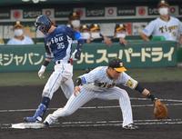 　３回、一塁を駆け抜ける若林