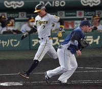 　４回、三ゴロに倒れる糸井（撮影・神子素慎一）