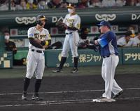 　６回、ビデオ判定中、山川と話す佐藤輝（撮影・神子素慎一）