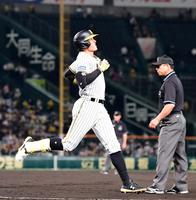 　６回、糸井は投ゴロに倒れる（撮影・山口登）