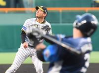 　２回、山川（手前）に先制の一発を浴びる西勇（撮影・田中太一）