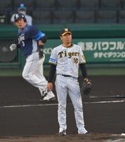 　２回、山川に先制ソロを許す西勇（撮影・神子素慎一）