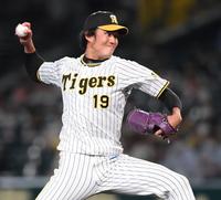 　９回、力強いボールを投げ込む藤浪（撮影・田中太一）