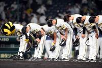 　西武に完封負けし、矢野監督（左端）ら阪神ナインはファンにあいさつする（撮影・山口登）