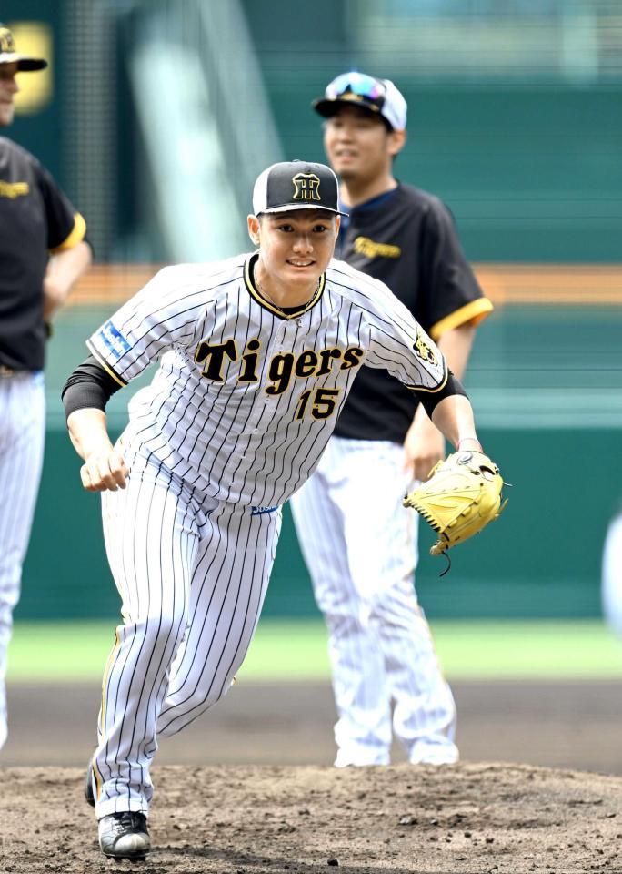 　元気にノックを受ける西純（撮影・山口登）