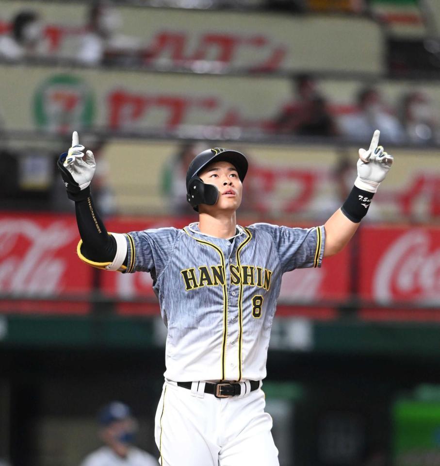 　９回、この日３本目となる１３号決勝３ランを放ち天を指さす佐藤輝＝２０２１年５月２８日・西武戦