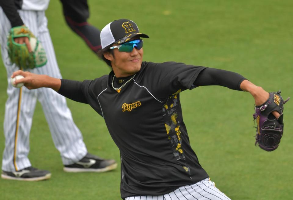 　キャッチボールする藤浪（撮影・神子素慎一）