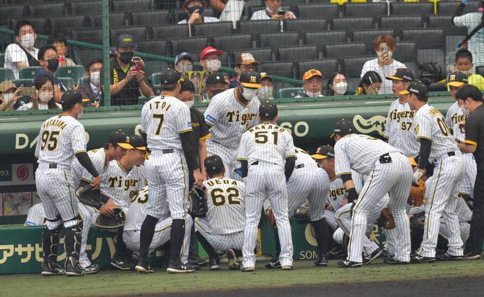 　試合前、円陣を組む阪神ナイン。中央はロハス（撮影・神子素慎一）