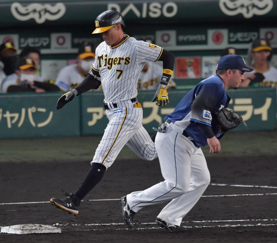 　４回、三ゴロに倒れる糸井（撮影・神子素慎一）