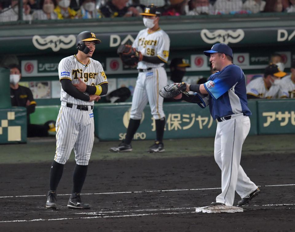 　６回、ビデオ判定中、山川と話す佐藤輝（撮影・神子素慎一）