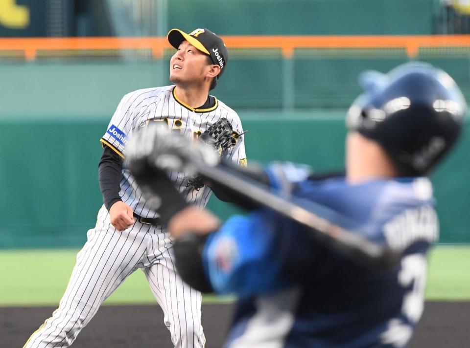 　２回、山川（手前）に先制の一発を浴びる西勇（撮影・田中太一）