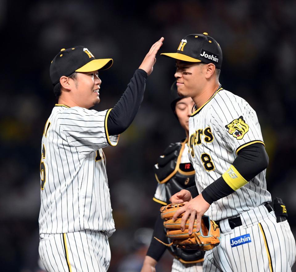 　７回、無失点に抑えた西勇は佐藤輝を迎える（撮影・山口登）