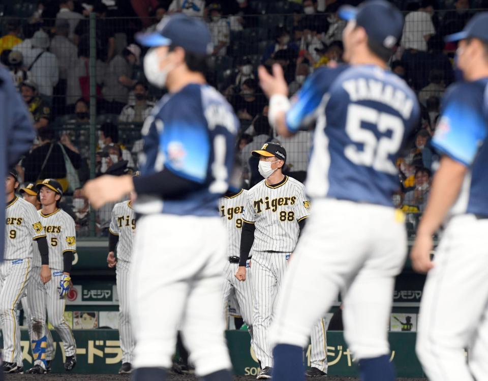 　西武に完封負けを喫し、ベンチを出てあいさつに向かう矢野監督（撮影・田中太一）