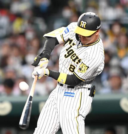 ３回阪神、１死二、三塁、左前タイムリーを放つ阪神・佐藤輝明＝甲子園（撮影・飯室逸平）