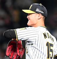 ６回、タイムリーを打たれ悔しがる西純（撮影・飯室逸平）