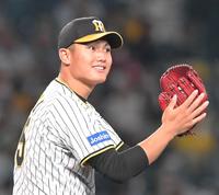 ５回、滝沢を一ゴロに打ち取り、笑顔を見せる西純（撮影・高部洋祐）