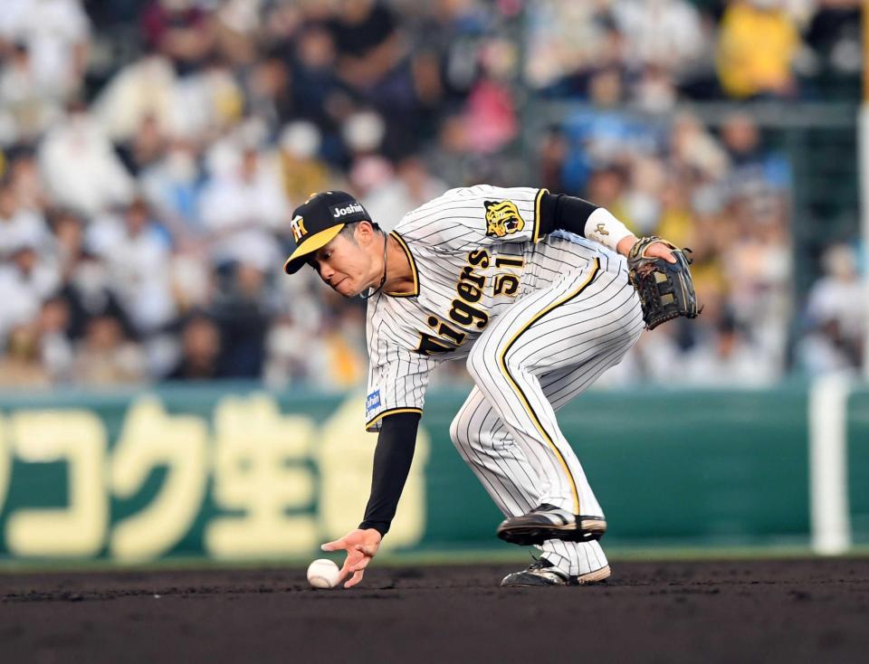 　３回、中野は若林の打球を素手で捕球し一塁へ送球する（撮影・山口登）