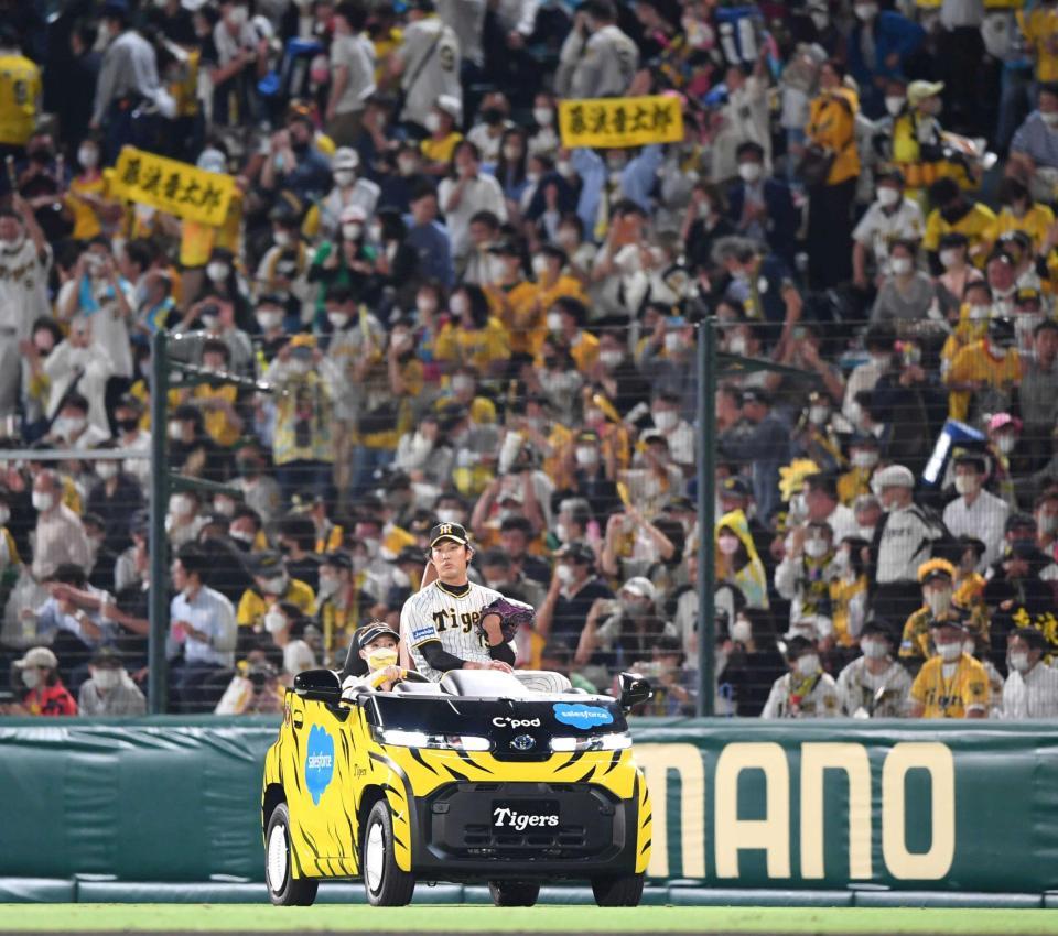 　９回、場内アナウンスで藤浪がコールされ、大声援の中マウンドへ向かう（撮影・田中太一）