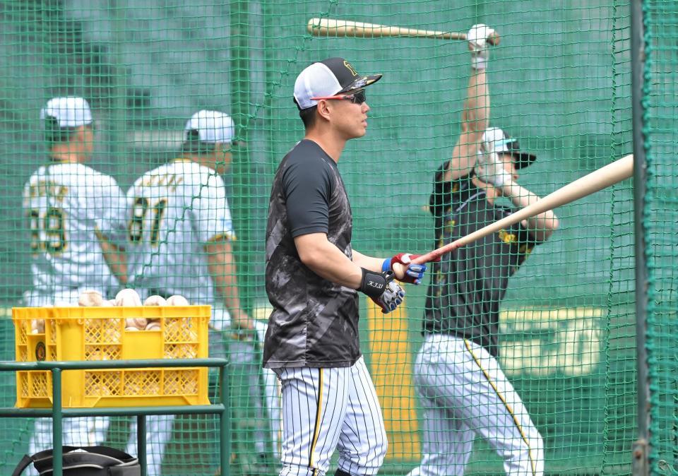 　早出で打撃練習に励む（右から）中野、糸原ら（撮影・高部洋祐）