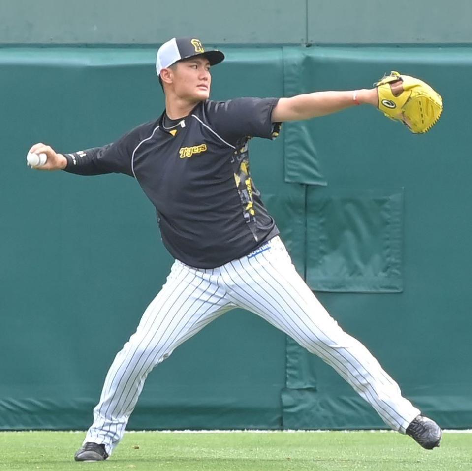 試合前、キャッチボールする西純（撮影・高部洋祐）