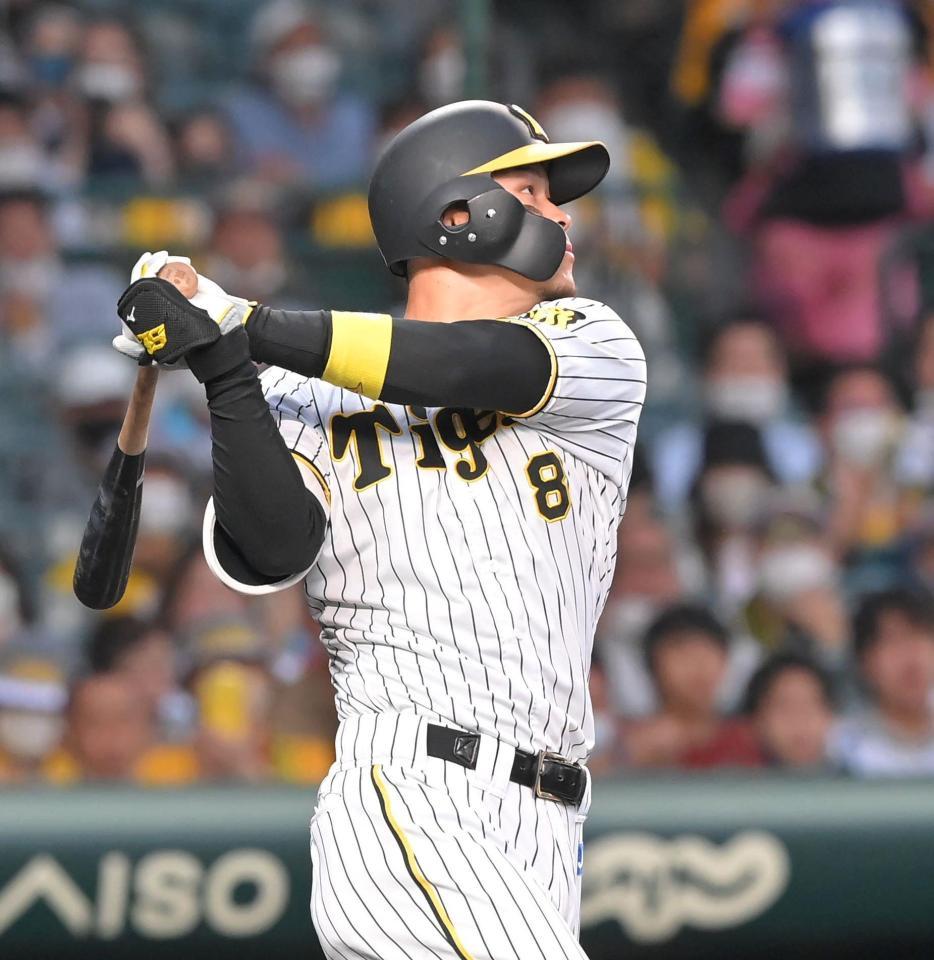 ３回、左前に適時打を放つ佐藤輝（撮影・高部洋祐）