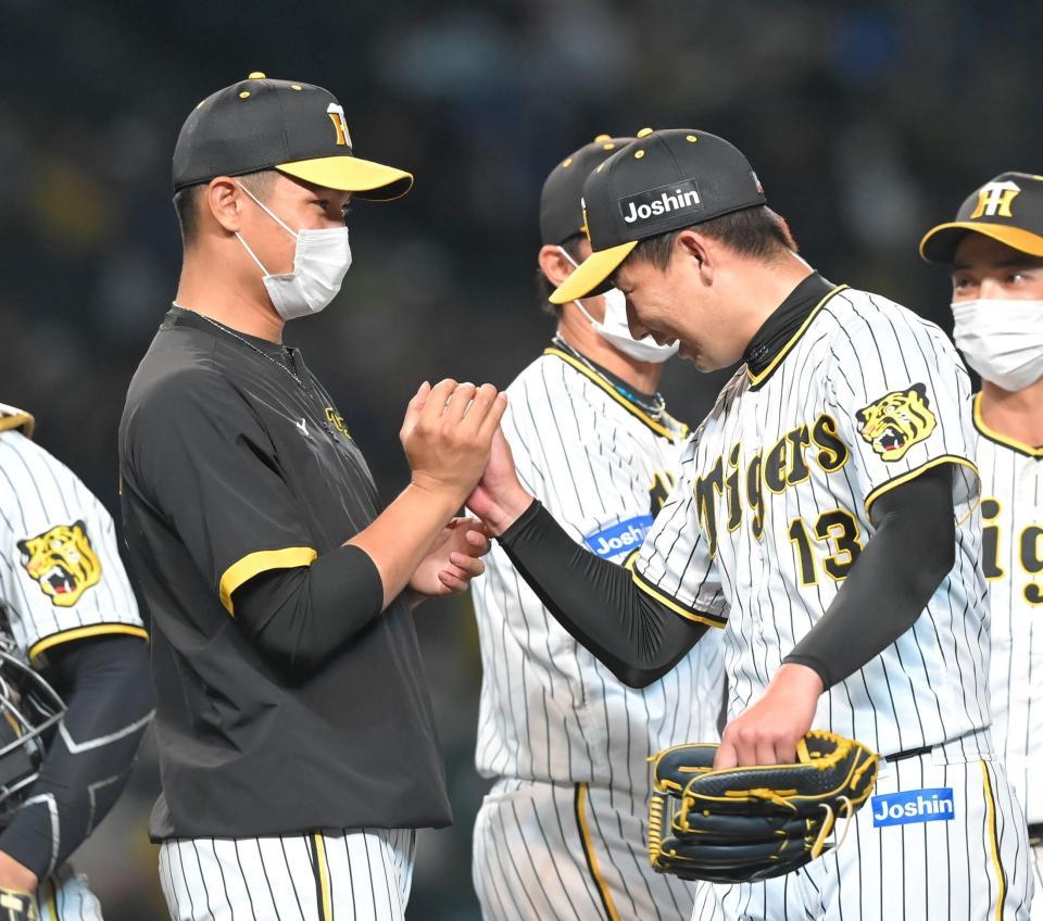 岩崎（右手前）からウイニングボールをもらう西純（撮影・高部洋祐）