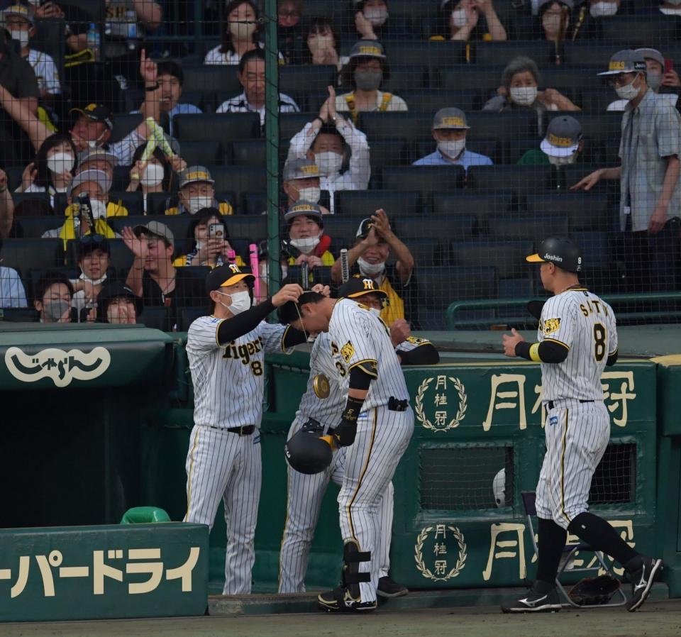 ３回、３ランを放った大山にメダルをかける矢野監督（撮影・神子素慎一）