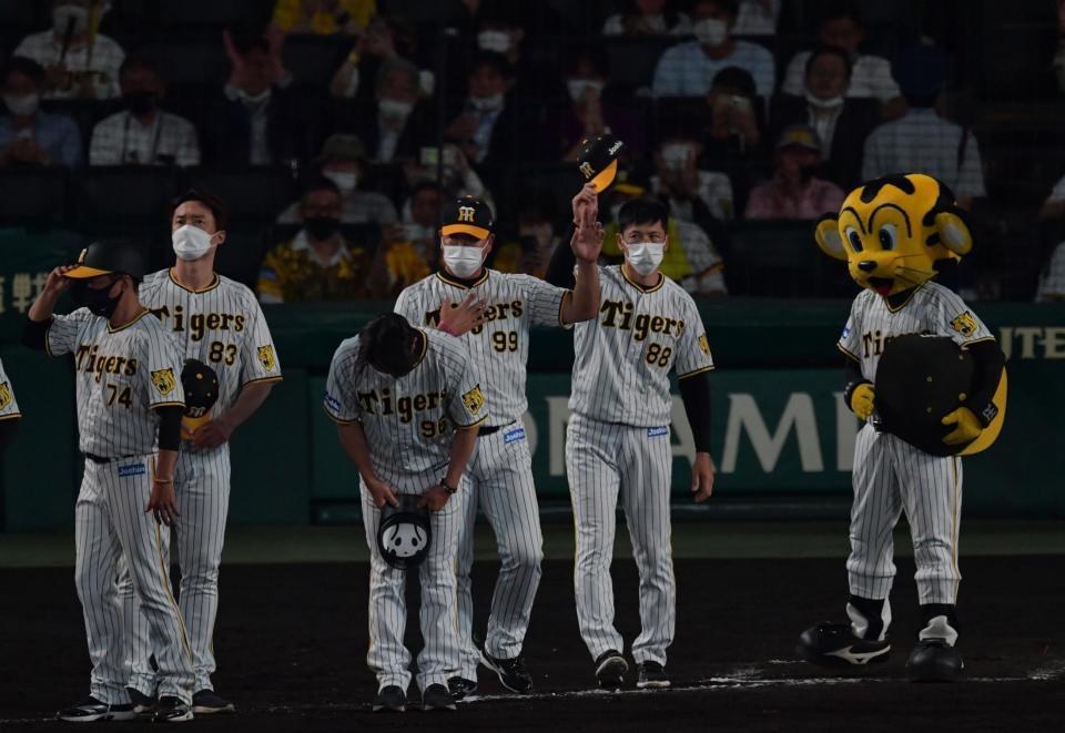 スタンドのファンに手を振る矢野監督ら阪神ナイン（撮影・神子素慎一）
