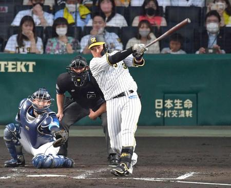 　３回、３ランを放つ大山（撮影・神子素慎一）